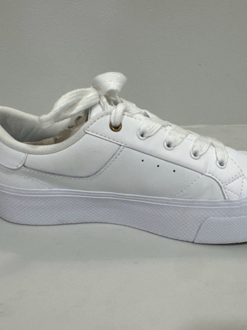 Lacoste Woman’s White Sneakers with Gold Croc Accent worn once!!! - Picture 3 of 9